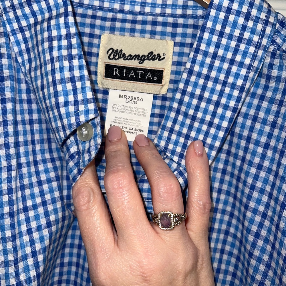 Wrangler Blue and White Casual Button Down Shirt. Size large. EUC - Picture 2 of 3